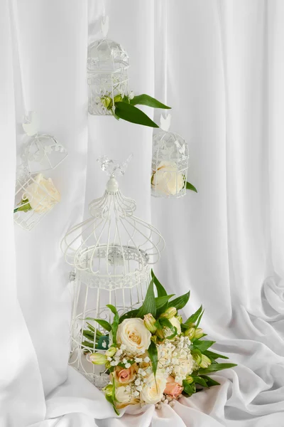 Vintage klatki z kwiatami jako dekoracja na ślub. — Zdjęcie stockowe