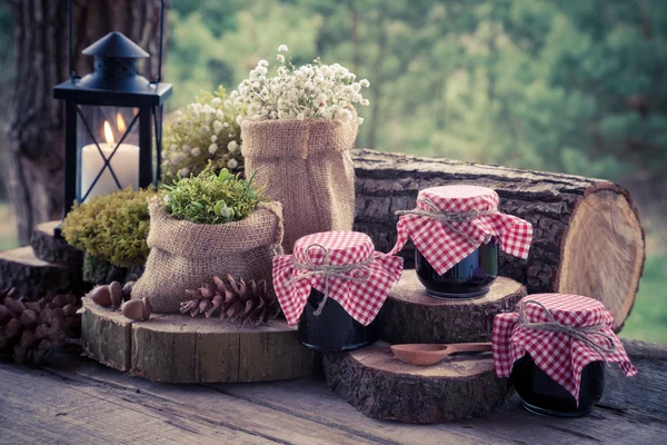 Boda naturaleza muerta con decoración en estilo rústico y frascos de f —  Fotos de Stock