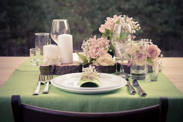 Ретро-стилизованное фото сервировки свадебного стола в деревенском стиле . Лицензионные Стоковые Изображения