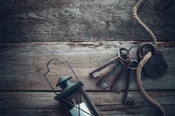 Gamla rostiga lås med nycklar, vintage lampa, flaska från lera och rop — Stockfoto