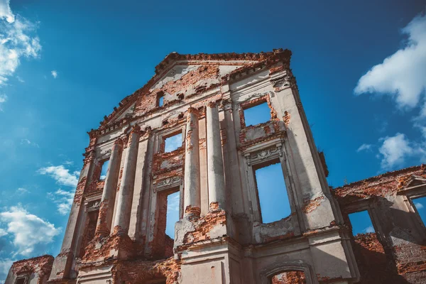 Fragment van verwoeste kasteel op blauwe hemelachtergrond. — Stockfoto