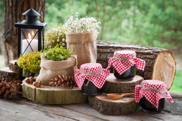 Stilleben med burkar av frukt, sylt, vintage lampa och dekoration jag — Stockfoto