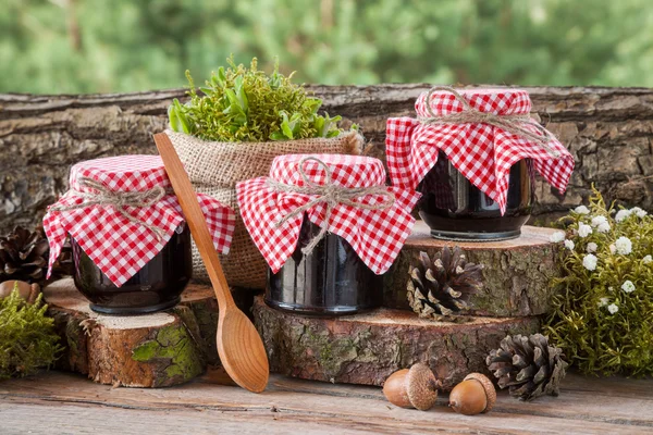 Natura morta con tre vasetti di marmellata di frutta e decorazione in stile rustico — Foto Stock