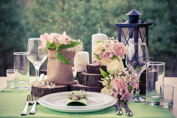 Ustawienie stołu weselnego w stylu rustykalnym. Zdjęcie Stockowe