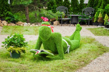 Minsk, Beyaz Rusya, 23-Mayıs-2015: bahçe heykel gelen yeşil çimen.