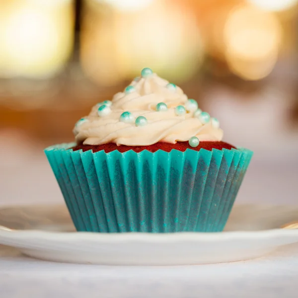 Cupcake plaka üzerinde — Stok fotoğraf