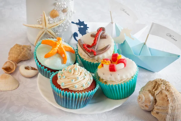 Boda naturaleza muerta - cupcakes en estilo náutico, barcos de papel, vi —  Fotos de Stock