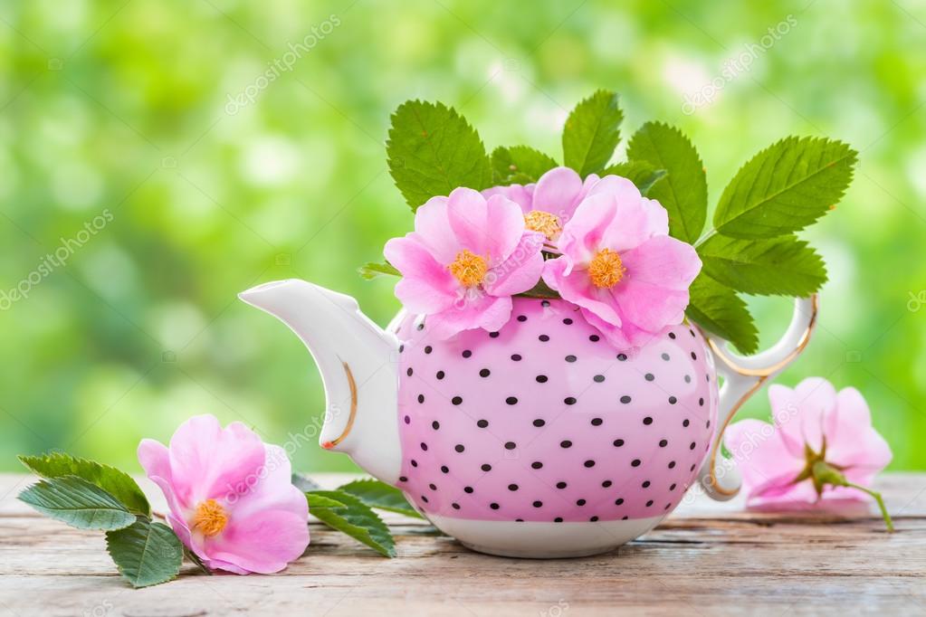 Tea kettle with bouquet of pink wild roses. Wedding or birthday — Stock Photo © ChamilleWhite
