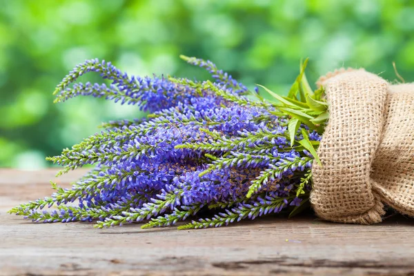 Massa blå sommarblommor i en påse. Inredning i rustik stil. — Stockfoto