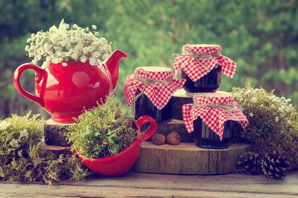 Tetera roja, taza de té y frascos de mermelada saludable. Decoraciones de boda — Foto de Stock