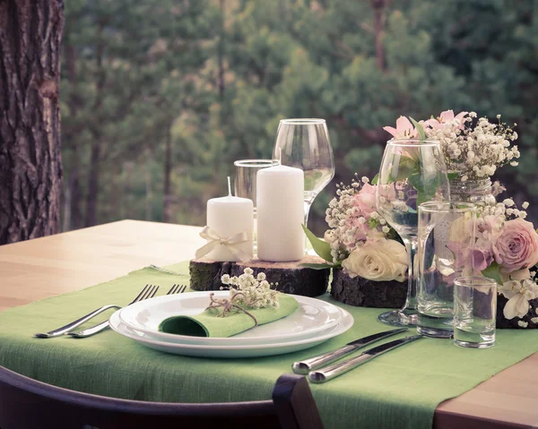 素朴なスタイルの結婚式のテーブルの設定。ビンテージの定型化された写真. — ストック写真