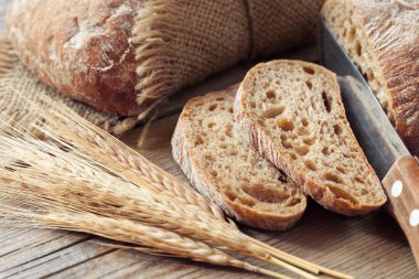 Taze ekmek dilimi ve çavdar kulaklar.