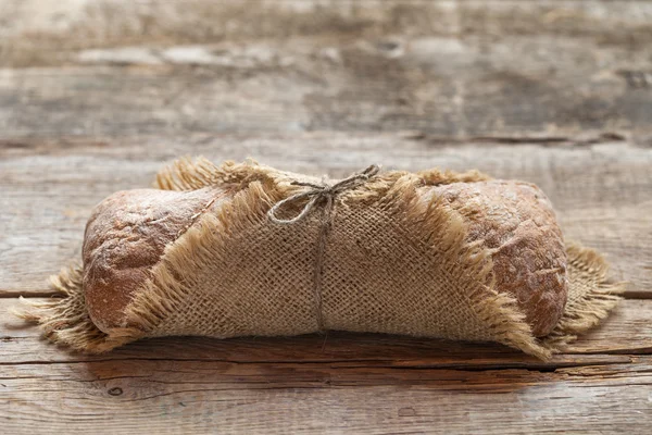 Pan casero fresco en mesa de madera vieja . — Foto de Stock