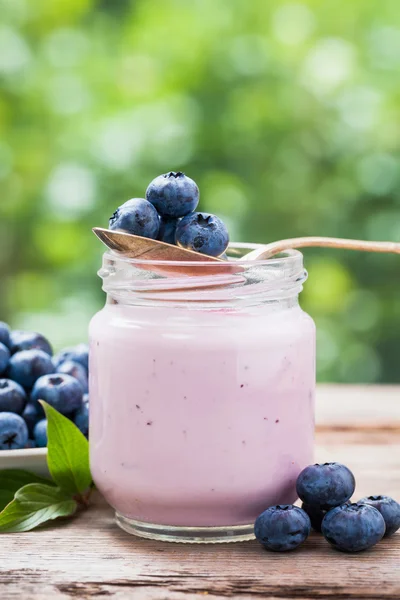 Yogur de arándanos frescos en frasco de vidrio —  Fotos de Stock