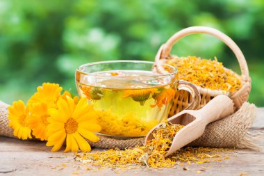 Sağlıklı kadife çiçeği çay ve calendula çiçek fincan.