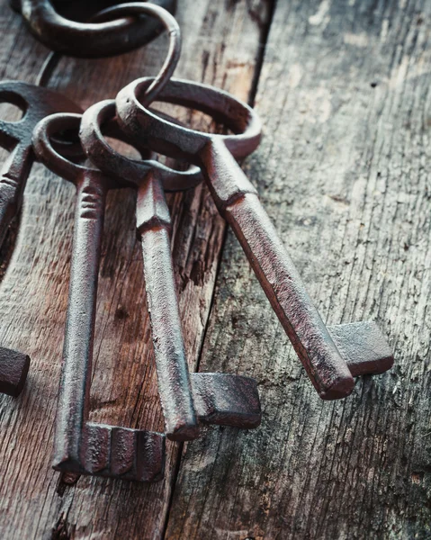 Old rusty keys on wooden background. — Stock Photo, Image