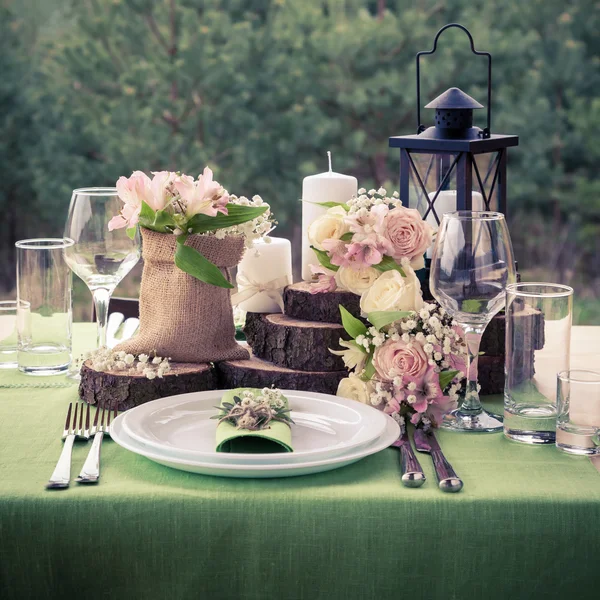 Cenário de mesa de casamento decorado em estilo rústico . — Fotografia de Stock