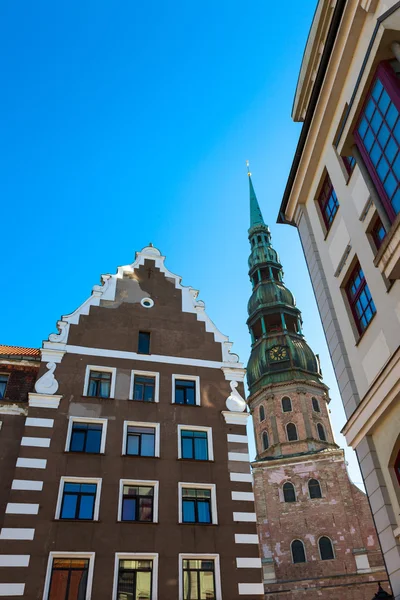 Eglise St. Peters dans la vieille ville de Riga, Lettonie — Photo