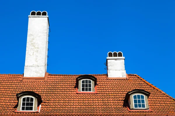 Garret dak met venster en schoorsteen, Riga, Letland — Stockfoto