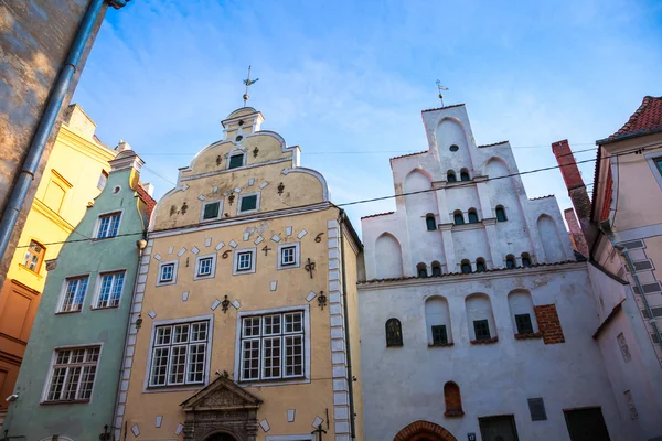 Calle medieval en la antigua ciudad de Riga, Letonia. Edificios antiguos - th —  Fotos de Stock