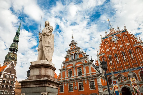 Дом Черноголовых, скульптура Святого Ролана и Святого Пита — стоковое фото
