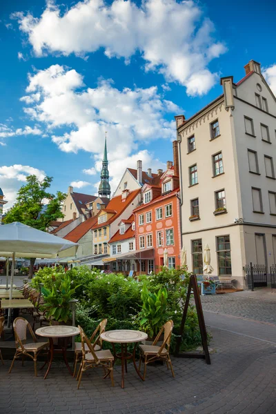 Riga, Letonya eski şehir kısmı caddede — Stok fotoğraf