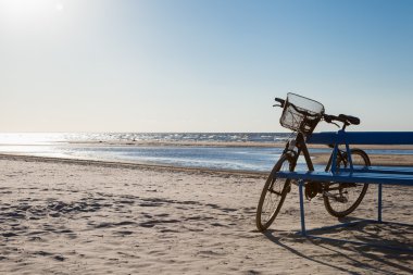 Deniz karşı plaj bankta yakınındaki Bisiklet standları