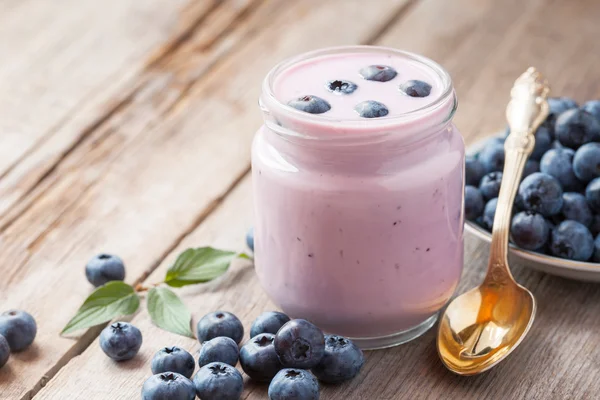 Yogur de arándanos frescos en frasco de vidrio y platillo con arándanos —  Fotos de Stock