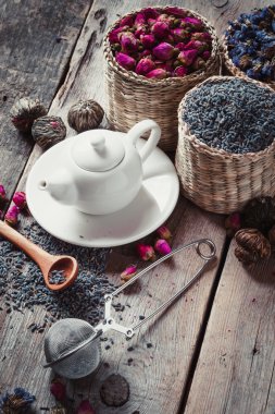 Çaydanlık ve bitkisel çay ürün çeşitliliği: lavanta, gül, yeşil ve chi