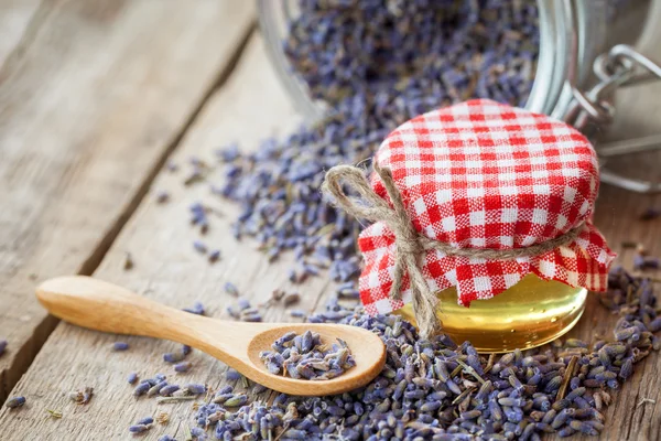 Honung och torka lavendel te närbild. Selektiv inriktning. — Stockfoto