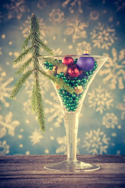 Decoración retro de Navidad - Copa de vino llena de tr de Navidad —  Fotos de Stock