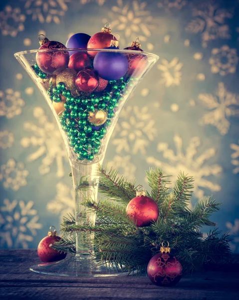 Decoración de Navidad - Copa de vino llena de árbol de Navidad bal — Foto de Stock