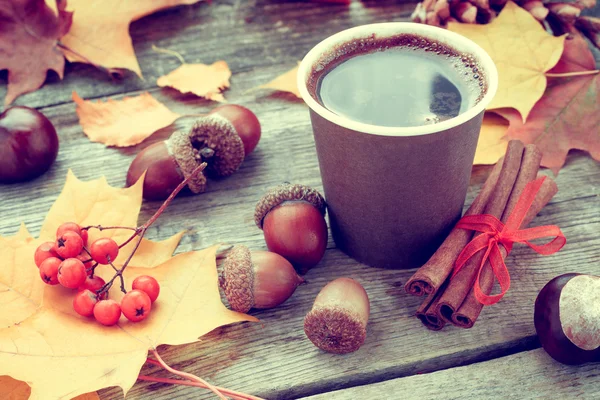 Opwarming van de aarde koffie beker en herfst stilleven op oude tabel — Stockfoto