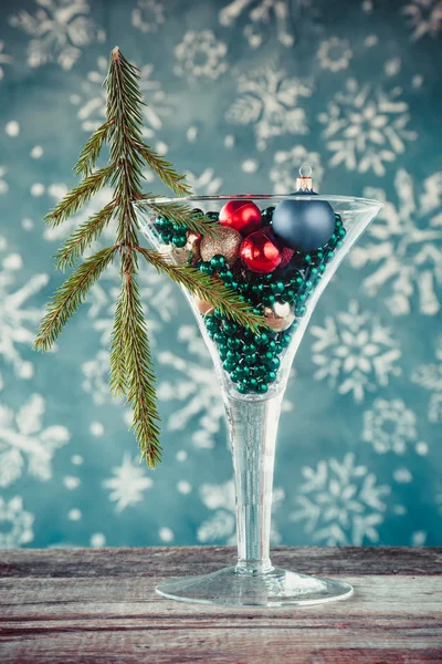 Bicchiere di vino riempito con palle di albero di Natale e perline di vetro . — Foto Stock