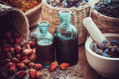 Tentür, sepet ve şişe gül tomurcukları ve kurutulmuş beni unutma