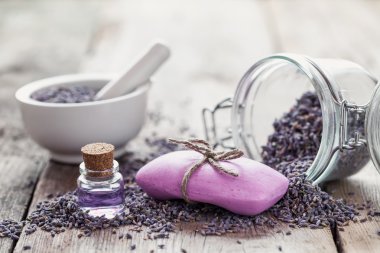 Kalıp ev yapımı Sabunlar, Kuru lavanta çiçekleri ve uçucu yağ.
