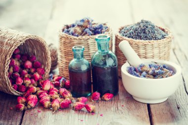 Tentür, sepet gül tomurcukları, lavanta ve kurutulmuş f şişe