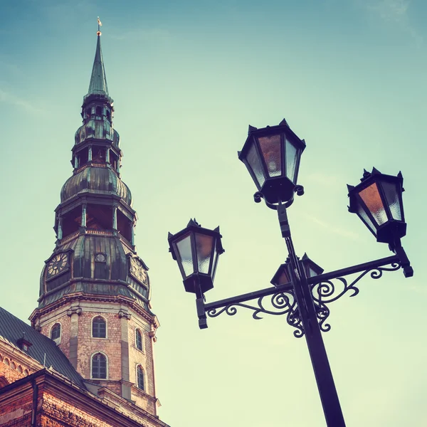 Eglise Saint Peters dans la vieille ville Riga, Lettonie. Photo de style rétro — Photo