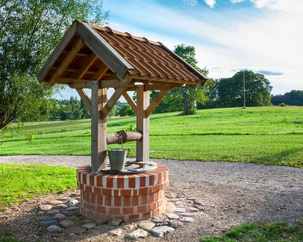 Acqua di pozzo in legno retrò — Foto Stock