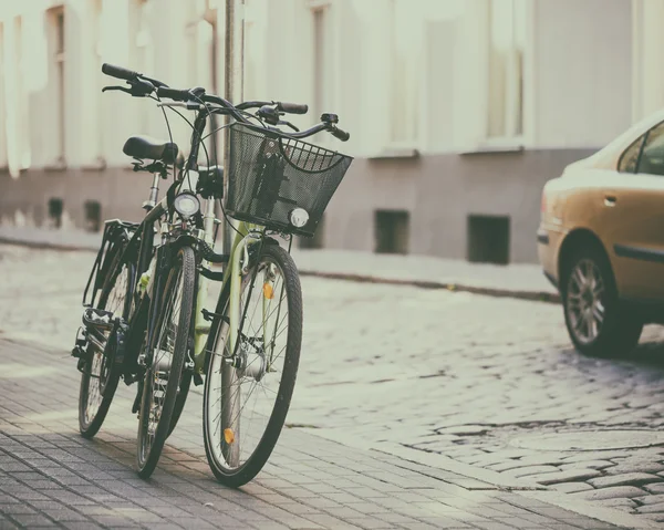 Due biciclette in strada. Focus selettivo . — Foto Stock