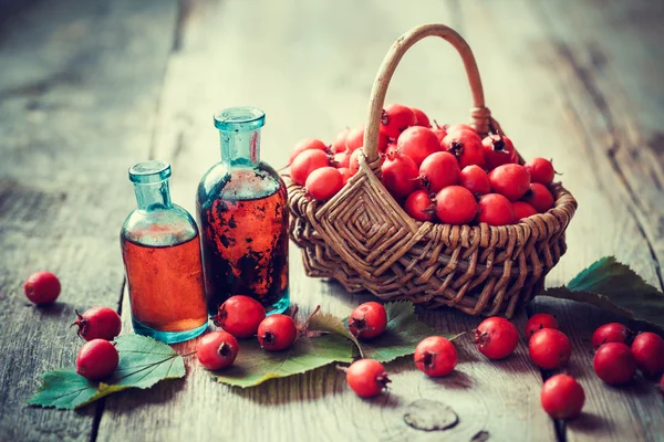 Бутылки с ягодами боярышника и спелые яблоки с шипами — стоковое фото