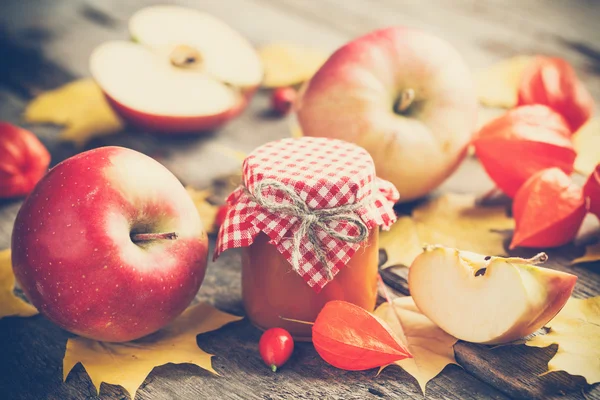Dżem jabłkowy w słoiku i jabłko owoce. Jesień życia nadal. Selektywne — Zdjęcie stockowe