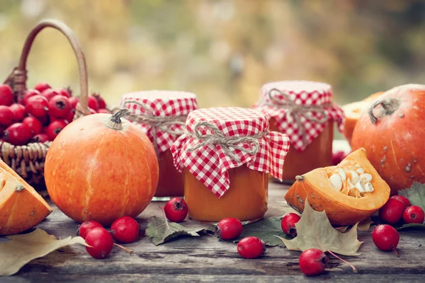 Pompoen jam, puree of saus en bessen van de haagdoorn. — Stockfoto