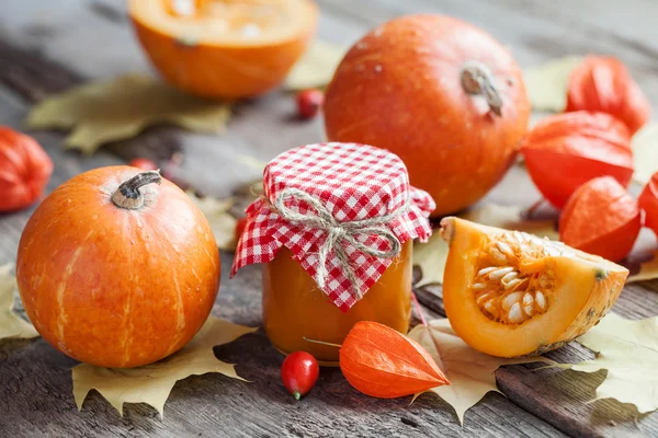 Pompoen jam, puree of saus en pompoenen op houten tafel. — Stockfoto