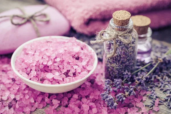 Aromatisches Meersalz, eine Flasche trockener Lavendel, ätherisches Öl und Lavendel — Stockfoto