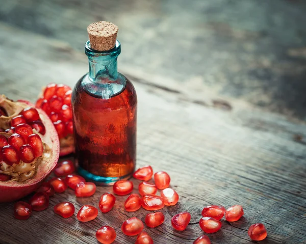 Pomegranate juice or tincture and garnet fruit with seeds — Stock Photo, Image