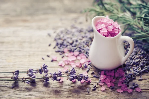 Jug of sea salt  and dry lavender flowers. Selective focus. — Stock Photo, Image