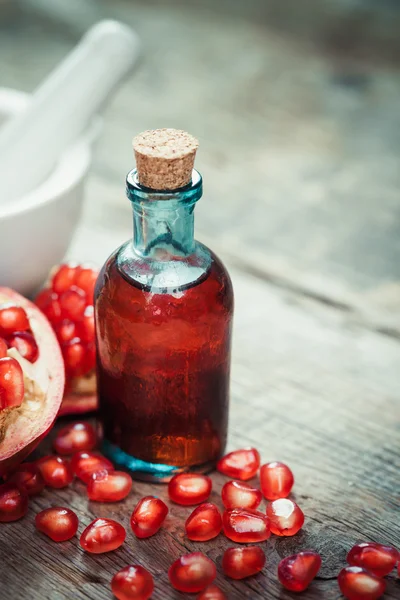 Jus ou teinture de grenade et fruits grenat aux graines — Photo