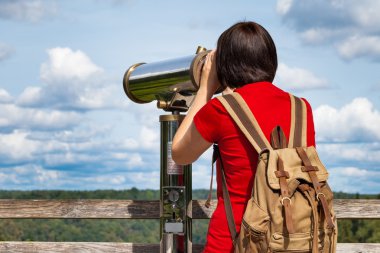 Dağ manzarası keşfetmek kadın turist teleskopla arıyor