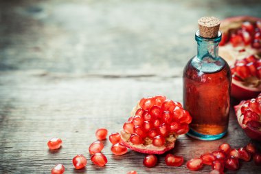 Nar tentür veya suyu ve kırmızı olgun garnet meyve